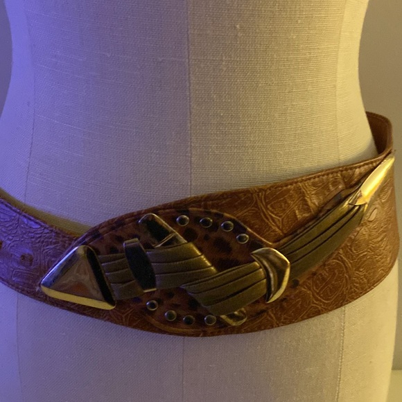 VINTAGE Brown etched drop waisted Belt w/ brass tone embellishment Hook Closure - Picture 3 of 5